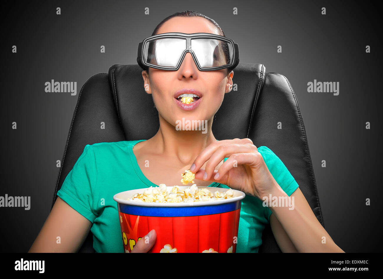 Mirando el visor 3D Cine. Foto de stock