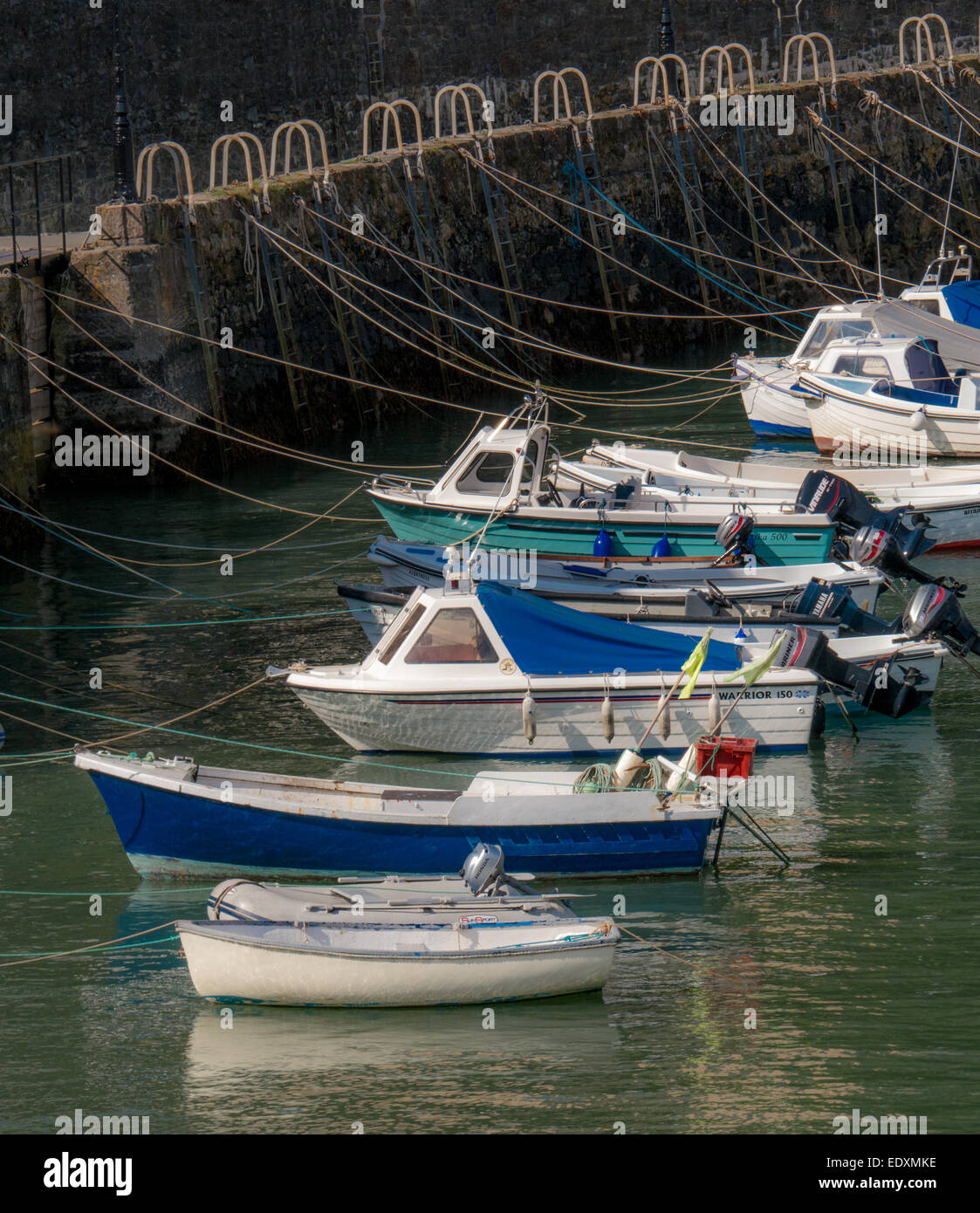 Barcos pesqueros amarrados en el puerto) Tenby Foto de stock