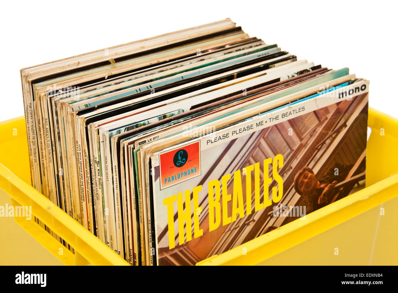 Caja de vinilos Vintage 1960 / LP's con el mono original pulsando 'Please  Please Me' de The Beatles en la parte delantera Fotografía de stock - Alamy