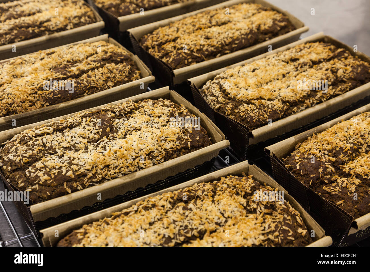 Sin gluten recién horneados y vegan tortas en un rack de refrigeración Foto de stock