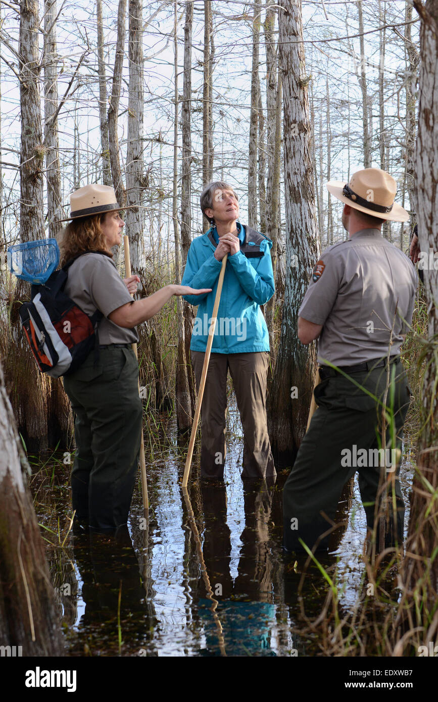 Secretario de Interior estadounidense Sally Jewell deja ver los manglares y  humedales esfuerzos de restauración durante una visita a la bahía de  Florida, 8 de enero de 2015 en el Parque Nacional