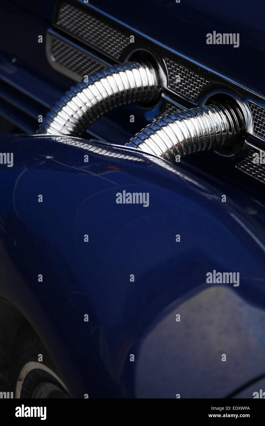 El coche de color azul oscuro con tuning Fotografía de stock - Alamy