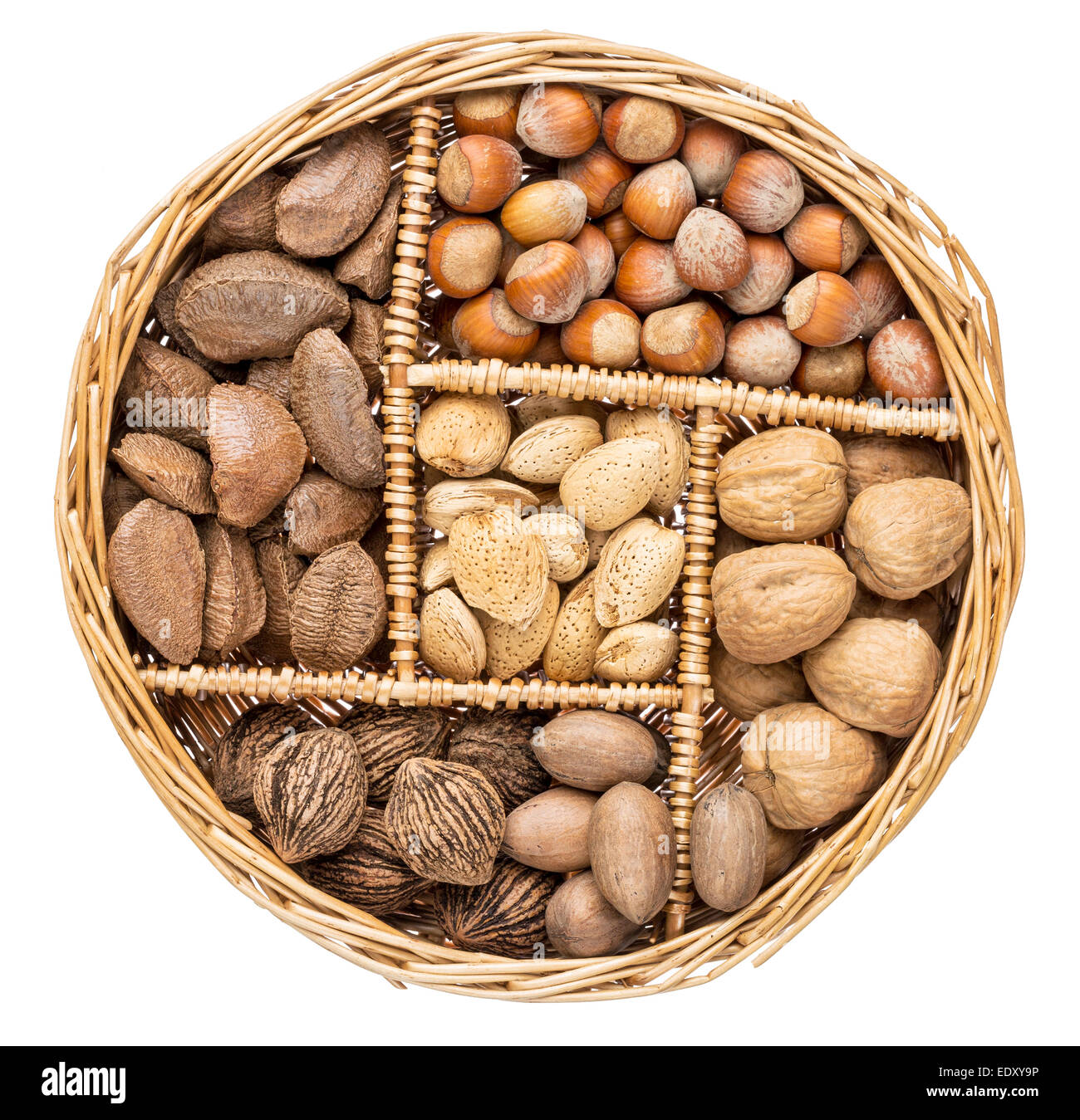 Una variedad de frutos secos (nuez, nuez, avellana, almendra y brasileños)  en una cesta de mimbre aislado en blanco Fotografía de stock - Alamy