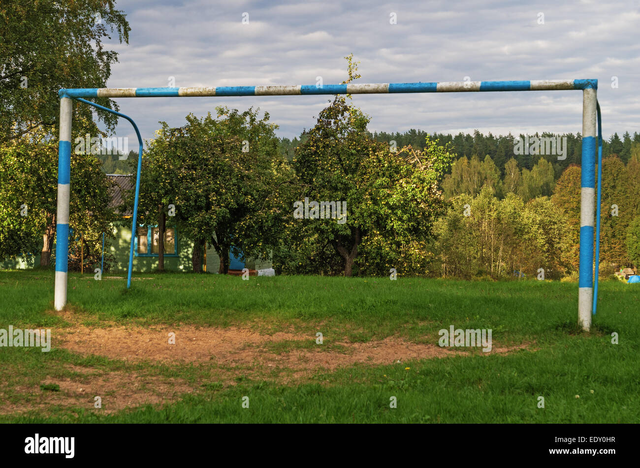 Pioneer (verano) el campamento scout de URSS tiempo - Plenario joven organización pionera. Una puerta en un campo de fútbol. Foto de stock