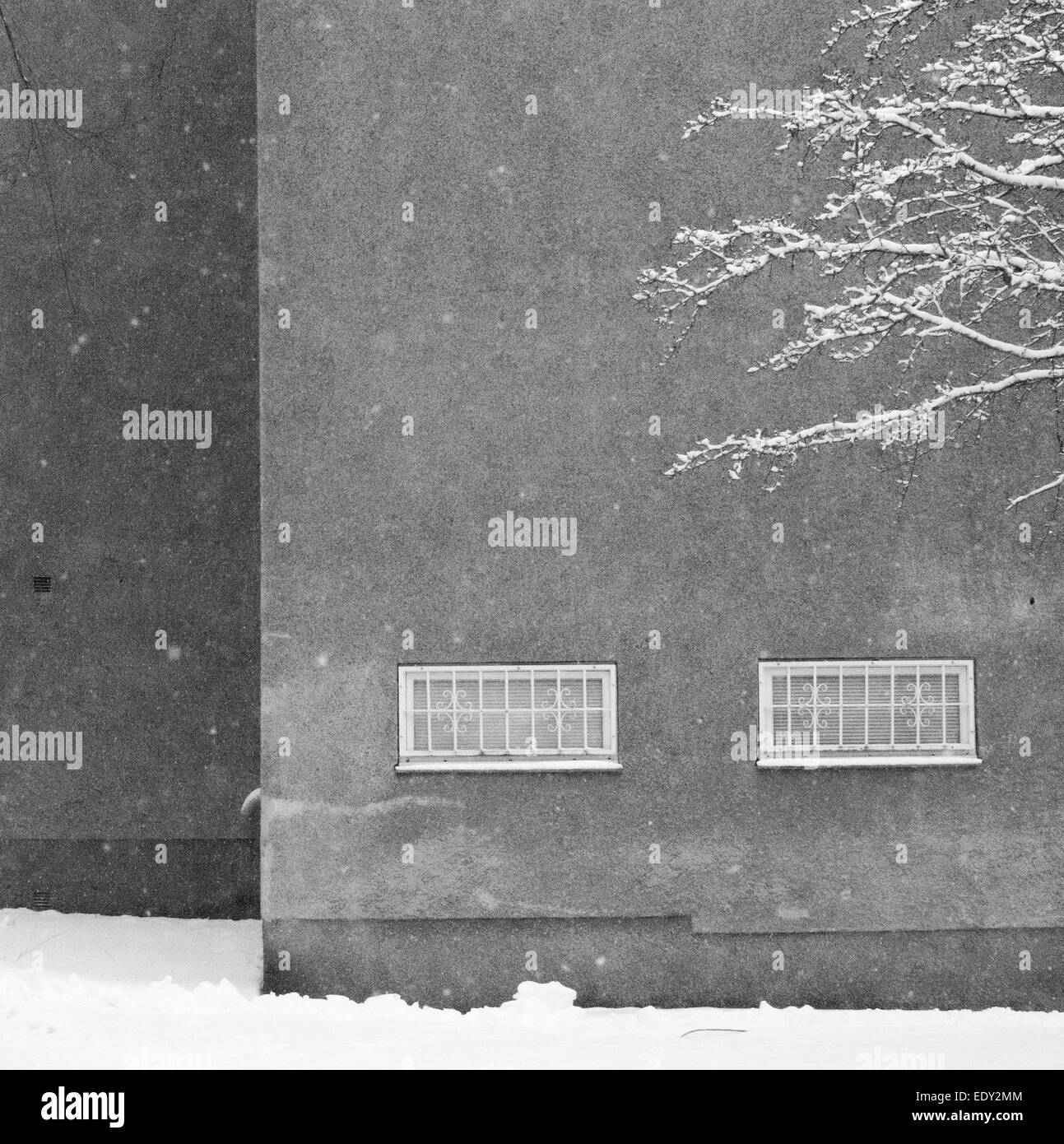 Edificio gris de primer plano en la nieve en 1950 suburbio Vällingby, Estocolmo, Suecia en enero. Foto de stock