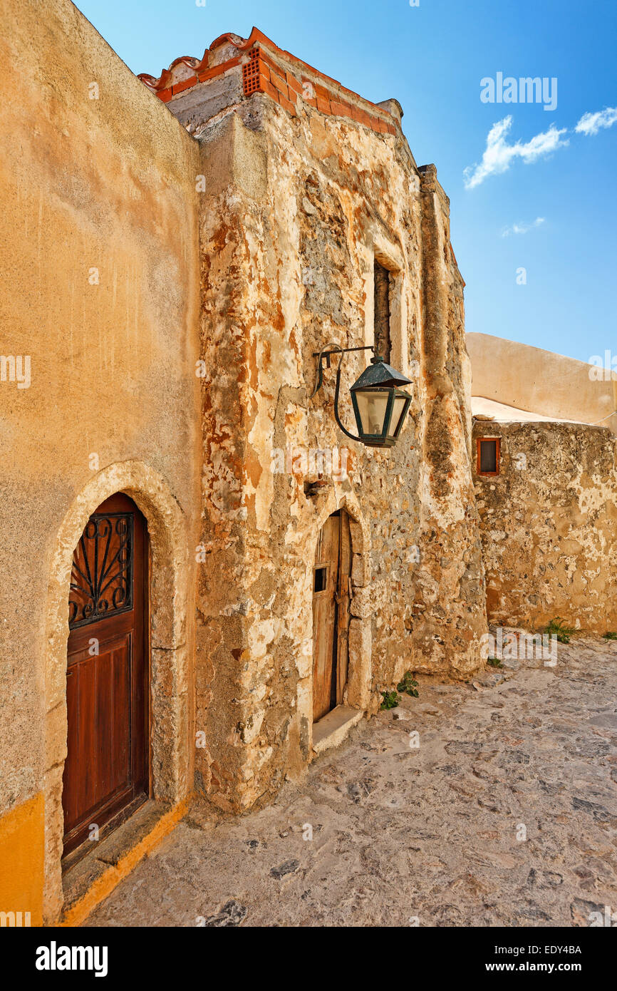 Un callejón en el castillo bizantino-ciudad de Monemvasia en Grecia Foto de stock
