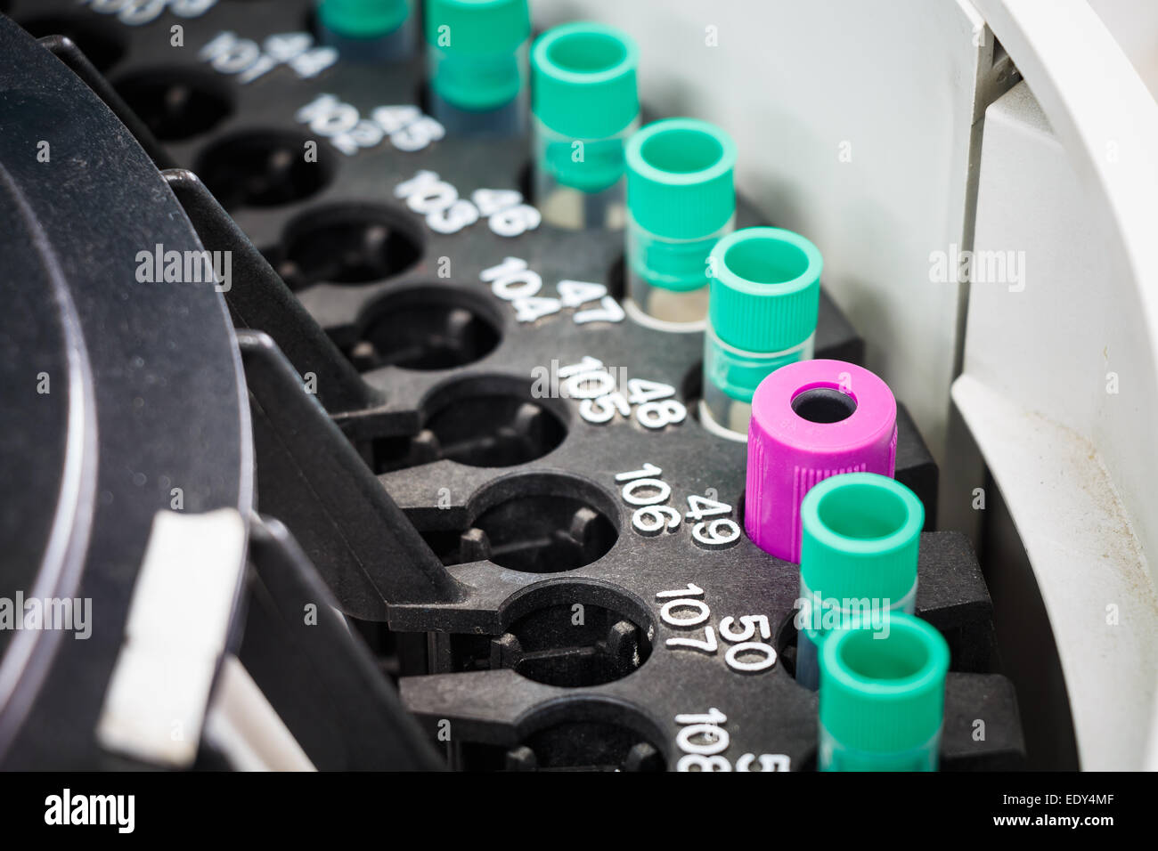 Spinner máquina para spin (tubo de ensayo) en el laboratorio del hospital (Viñeta) Foto de stock