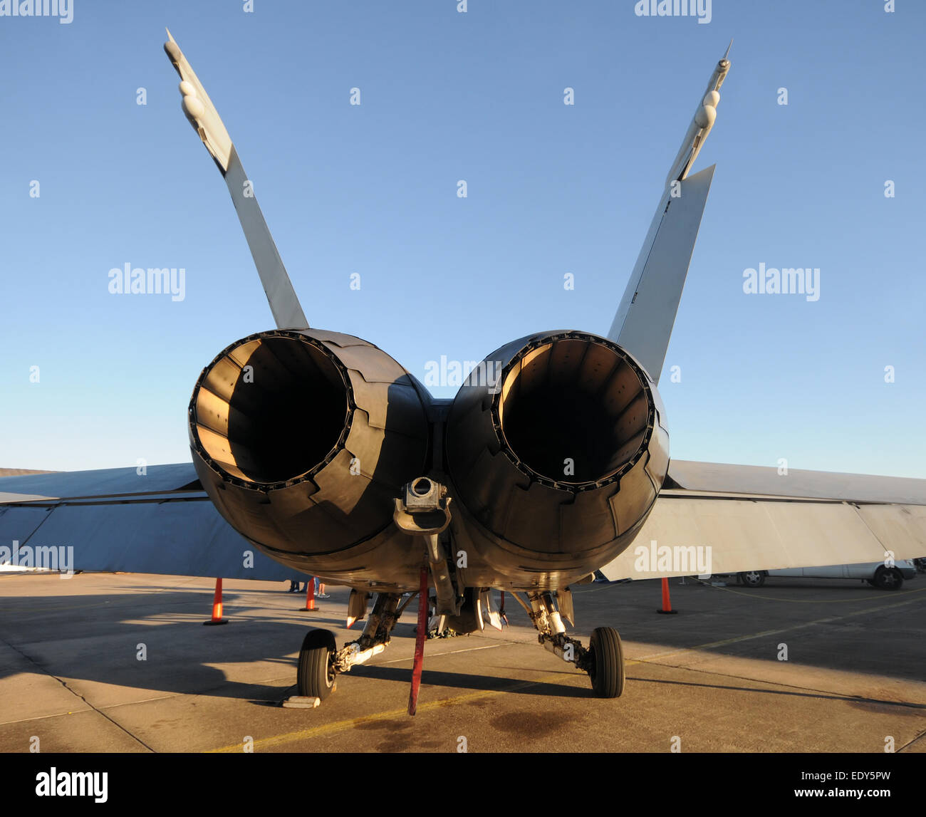 Fotos De Aviones De Combate Modernos Aviones de combate modernos sobre el terreno vista trasera Fotografía de  stock - Alamy