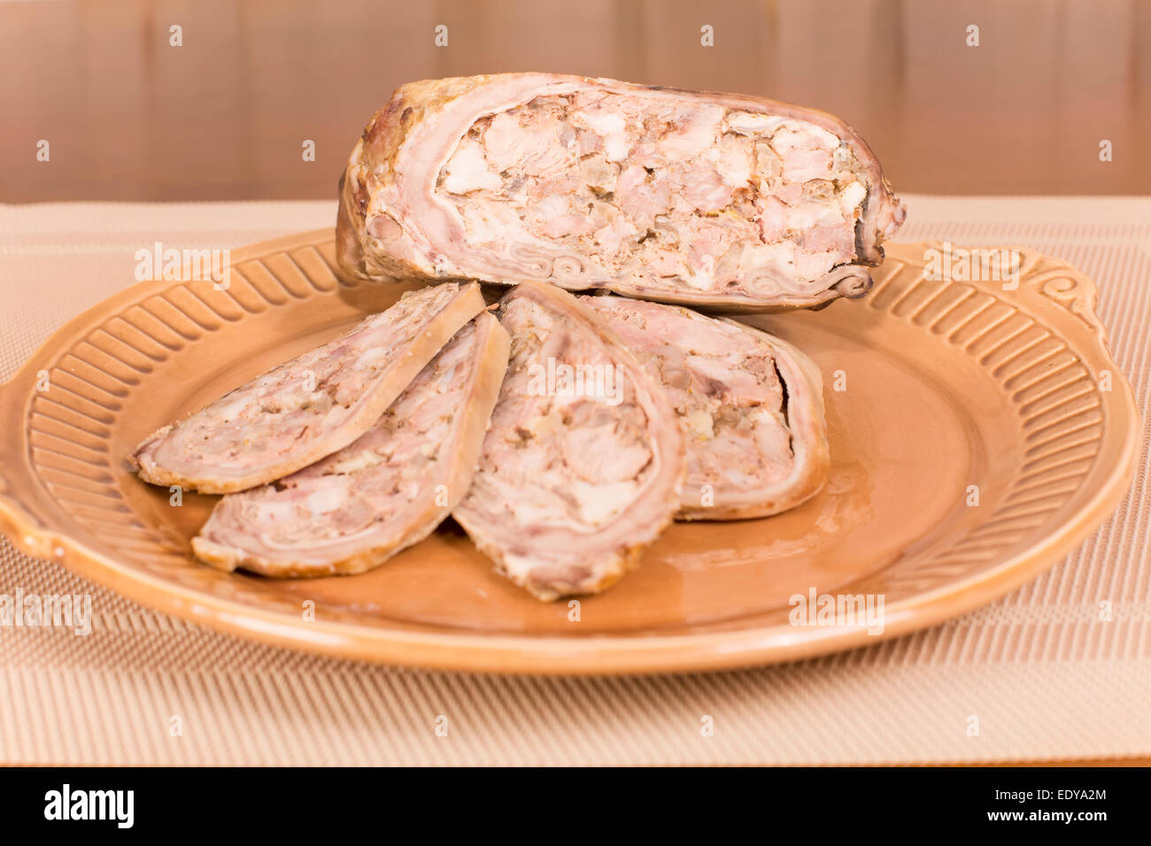 Rellenos de estómago de cerdo hervida y cortada en rodajas en una placa