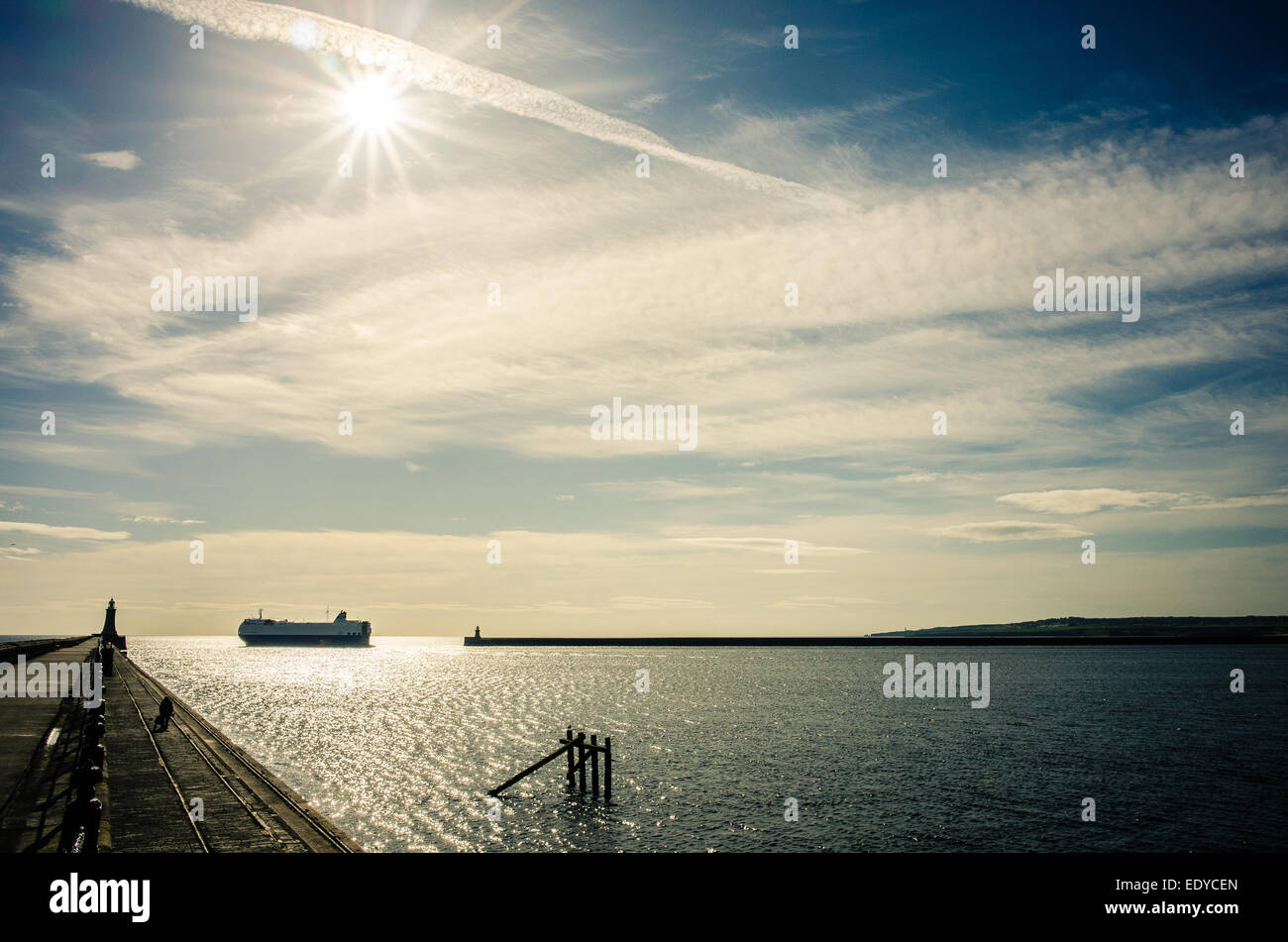 El ferry sale de Newcastle muelles y jefes en el Mar del Norte. Foto de stock