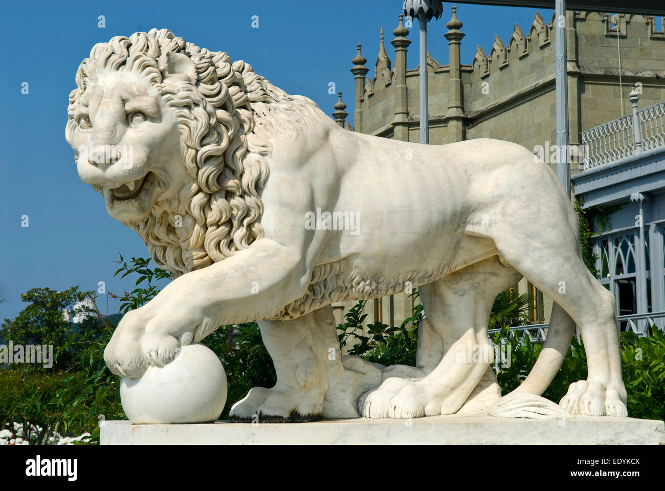 La escultura del león de mármol está situado frente el Palacio Vorontsov de  fondo Fotografía de stock - Alamy