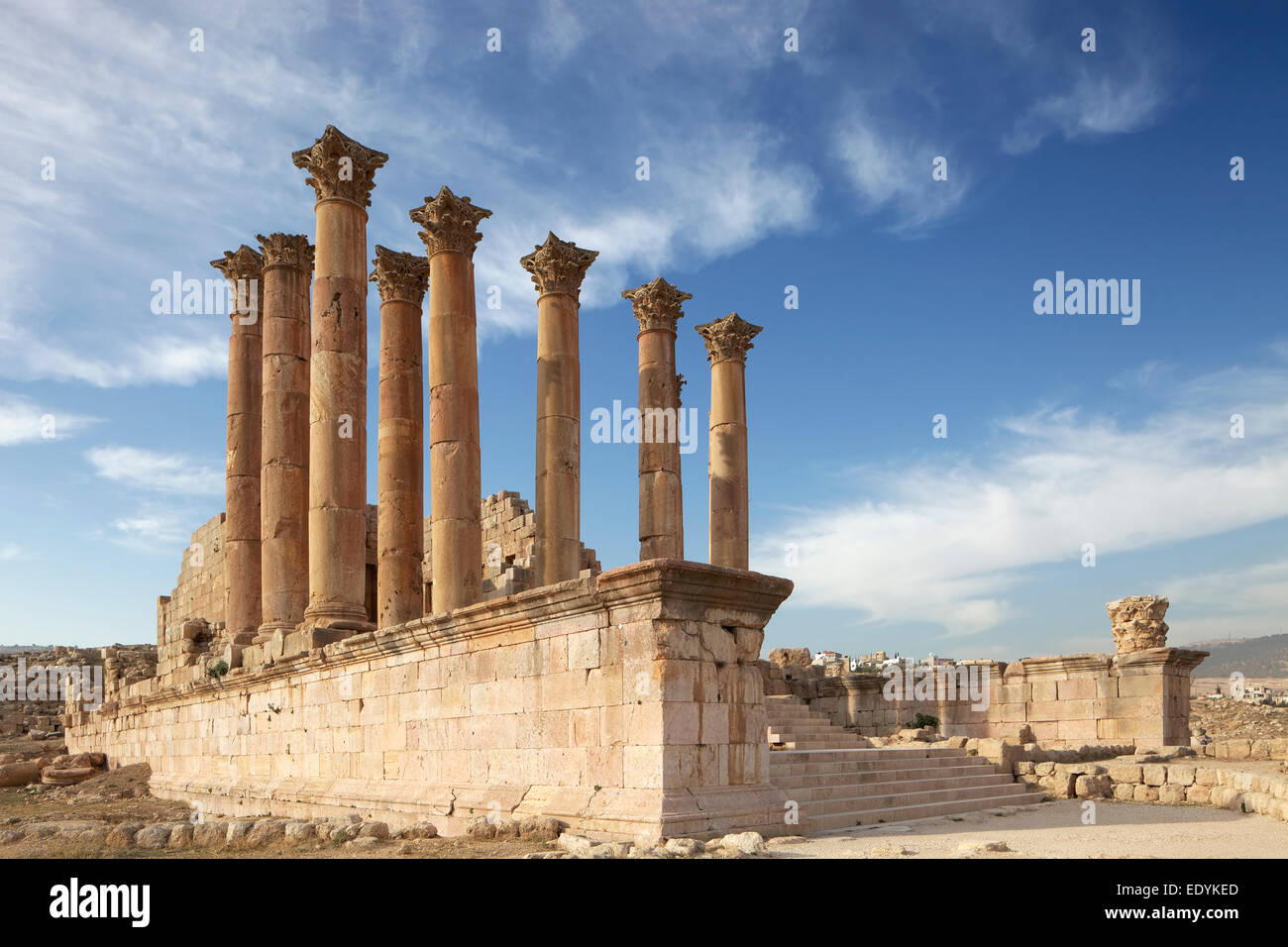 Columnas, Templo de Artemisa, construido en el siglo II d.C., la antigua ciudad romana de Jerash, parte de la Decápolis, Jerash Foto de stock