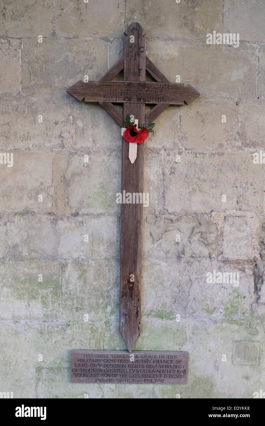 Una primera Guerra Mundial lápida de madera aparece en la Catedral de Salisbury, Salisbury, Inglaterra, GB. Foto de stock