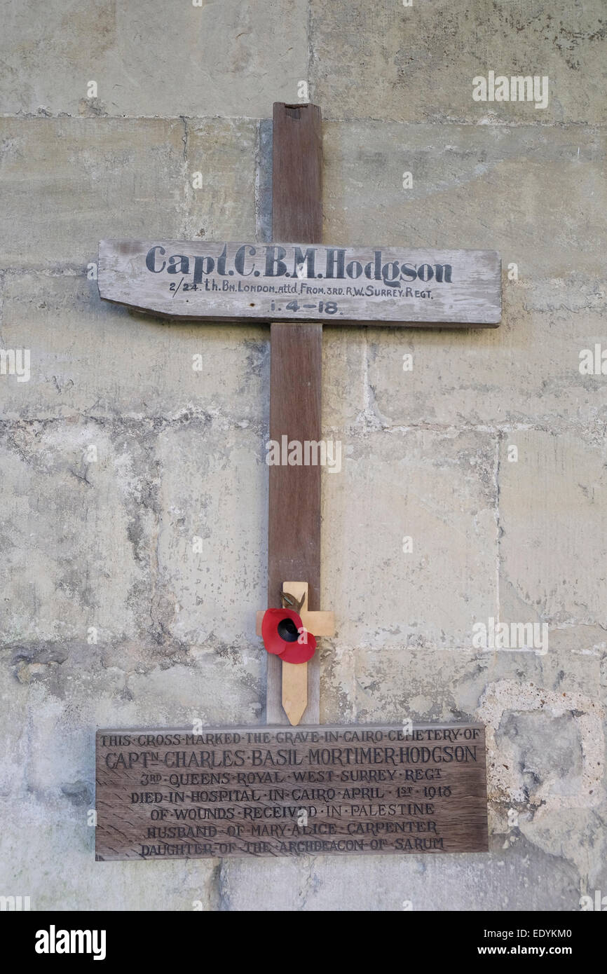 La Primera Guerra Mundial lápida de madera del Capitán C.B.M. Hodgson visualizada en la Catedral de Salisbury, Salisbury, Inglaterra, GB. Foto de stock