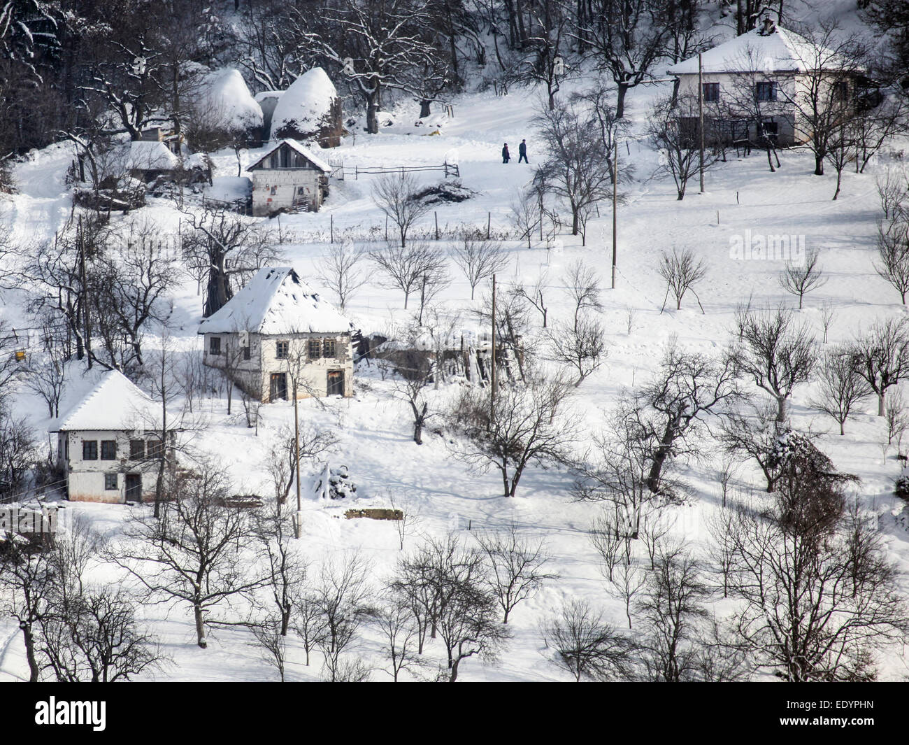La gente caminando en la nieve en el pueblo de Serbia Hisardzik Foto de stock