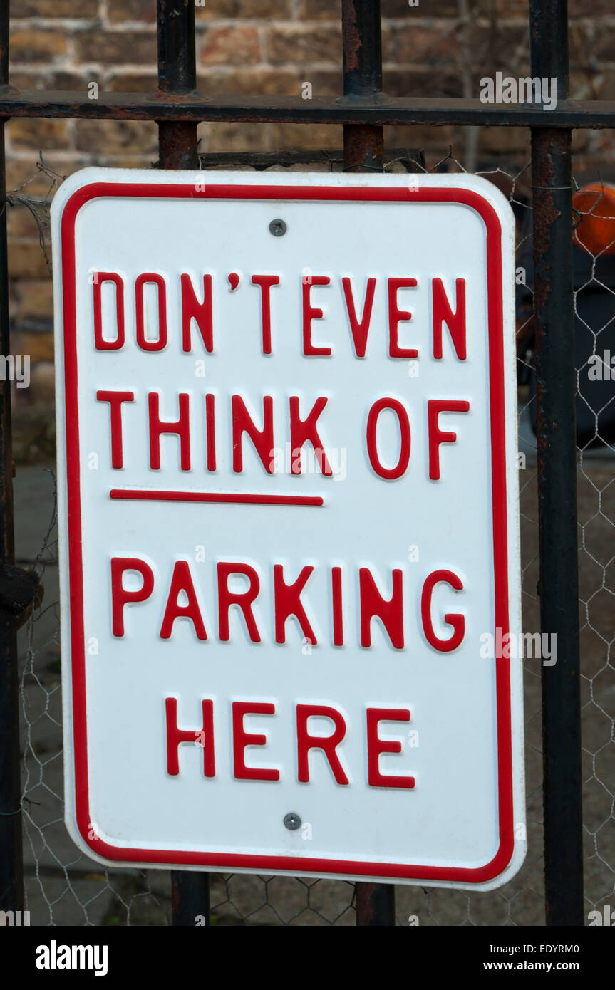 No piense ni de aparcar aquí firmar. Foto de stock