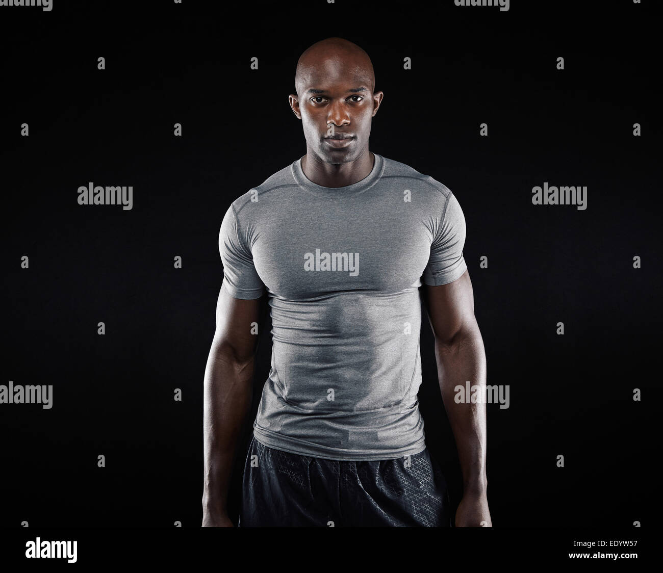 hombre afroamericano fuerte con ropa deportiva levantando pesas en