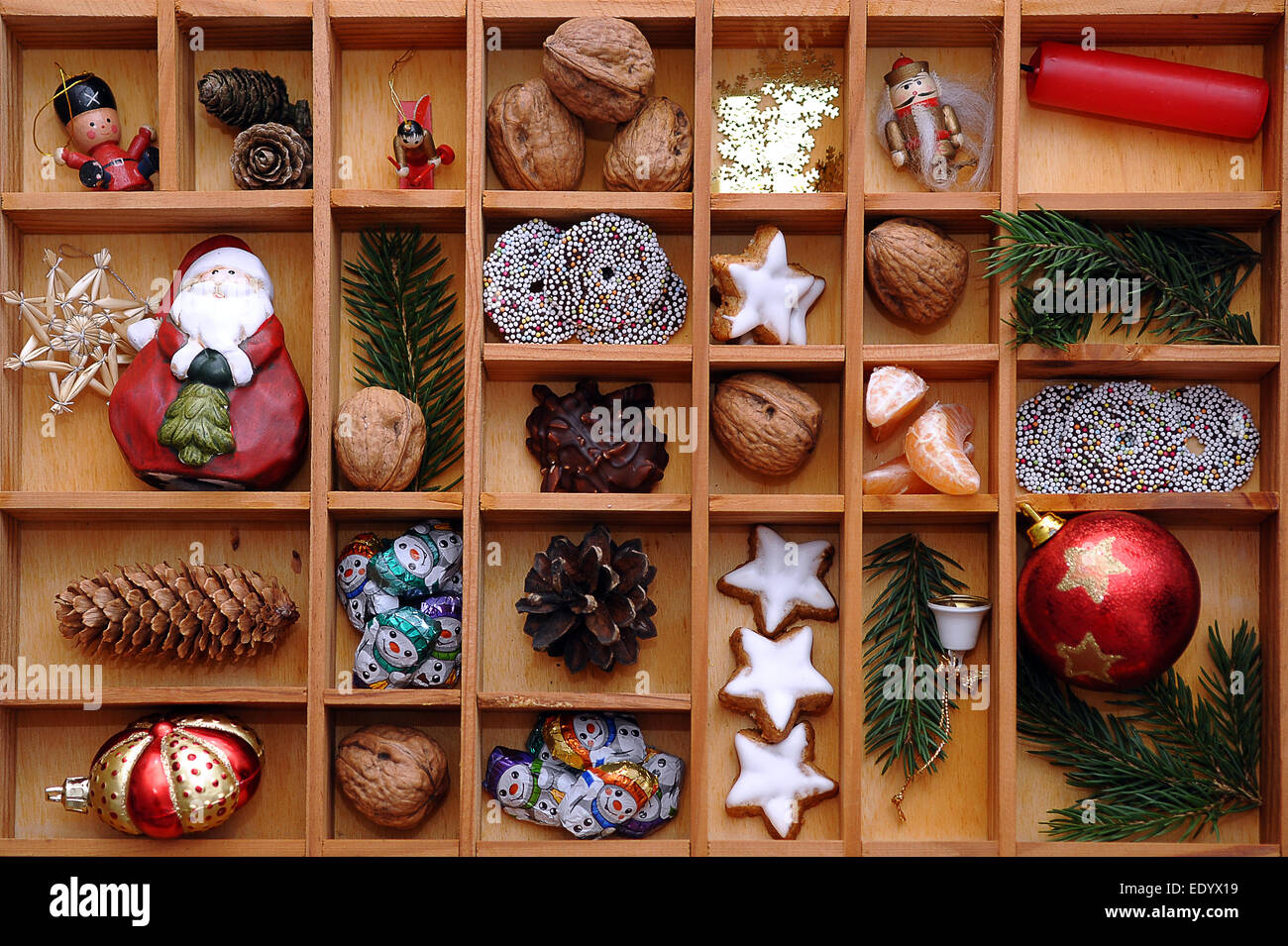 Adornos navideños y dulces en un tipo de caso o de mayúsculas y minúsculas Foto de stock