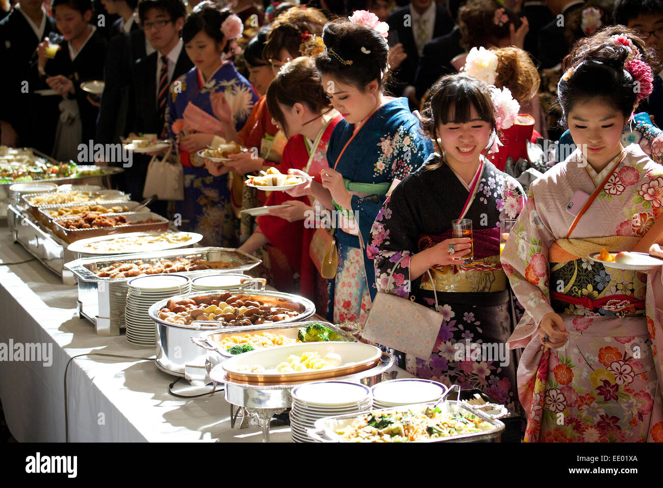 Tokio, Japón. 12 de enero de 2015. Los jóvenes japoneses vestidos en kimonos  coloridos trajes formales y disfrutar de la mayoría de edad el día de la  celebración del acto en Tokyo