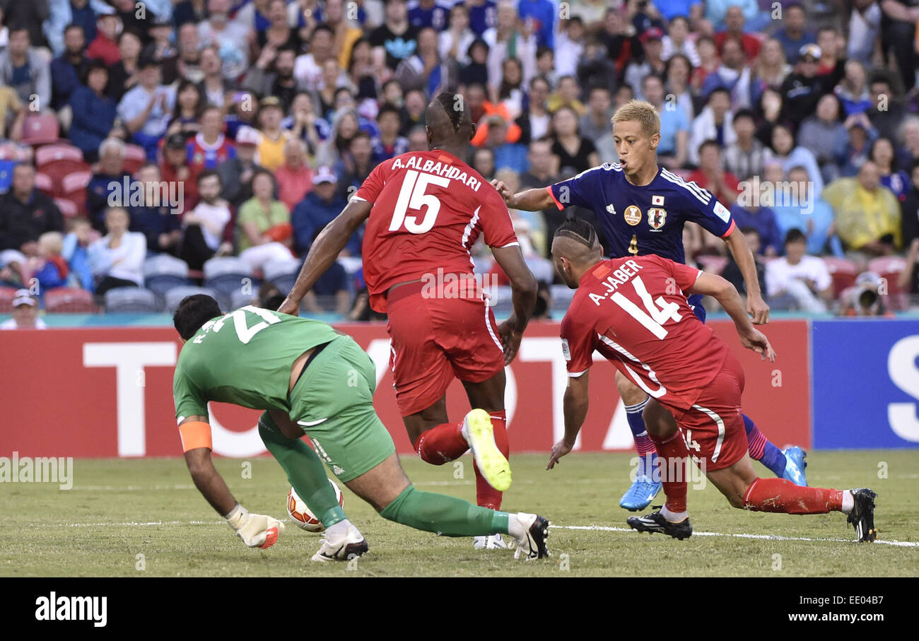 Newcastle, Australia. 12 ene, 2015. Keisuke Honda (espalda, R) del Japón dispara el balón durante un partido contra el grupo D palestina en la AFC Copa Asiática en Newcastle, Australia, el 12 de enero de 2015. Japón ganó 4-0. Crédito: Qin Qing/Xinhua/Alamy Live News Foto de stock