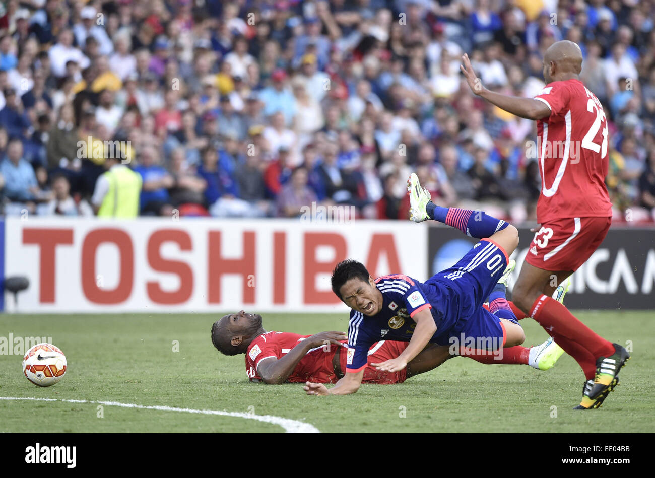 Newcastle, Australia. 10 Enero, 2015. Shinji Kagawa (C) de Japón cae durante un Grupo D partido contra Palestina en la AFC Copa Asiática en Newcastle, Australia, el 10 de enero de 2015. Japón ganó 4-0. Crédito: Qin Qing/Xinhua/Alamy Live News Foto de stock