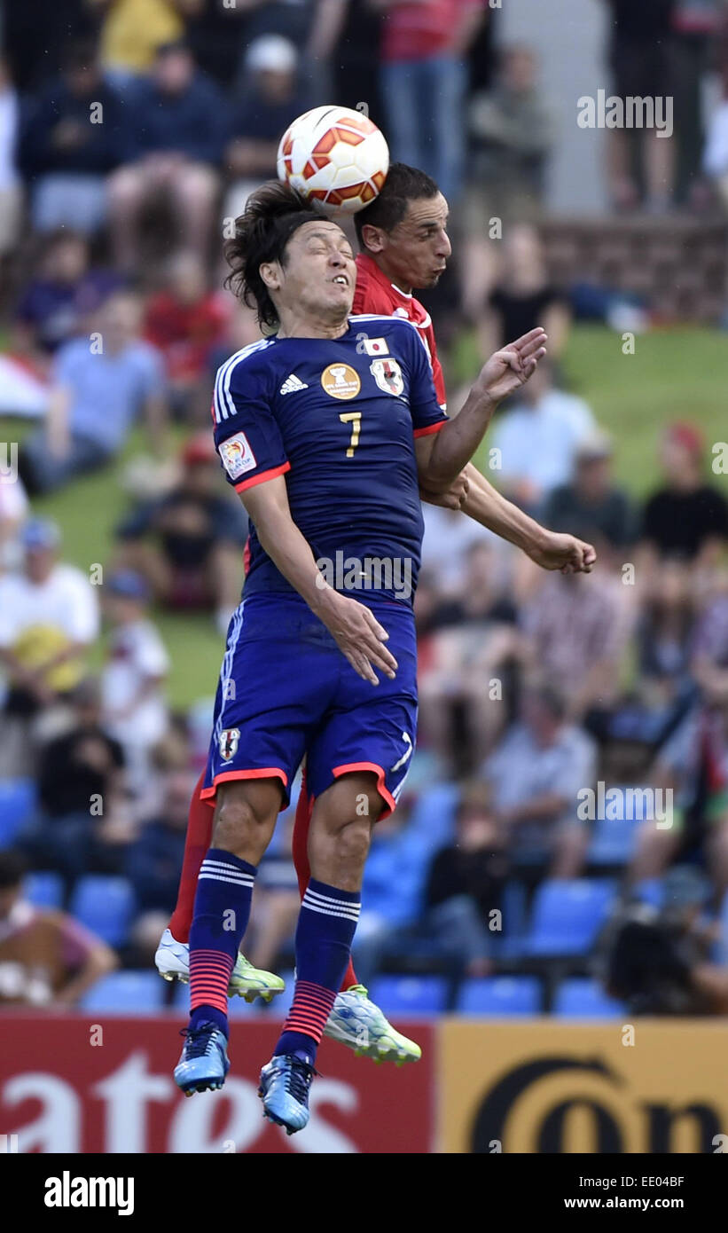 Newcastle, Australia. 12 ene, 2015. Yasuhito Endo (L) de Japón compite por el balón durante un partido contra el grupo D palestina en la AFC Copa Asiática en Newcastle, Australia, el 12 de enero de 2015. Japón ganó 4-0. Crédito: Qin Qing/Xinhua/Alamy Live News Foto de stock