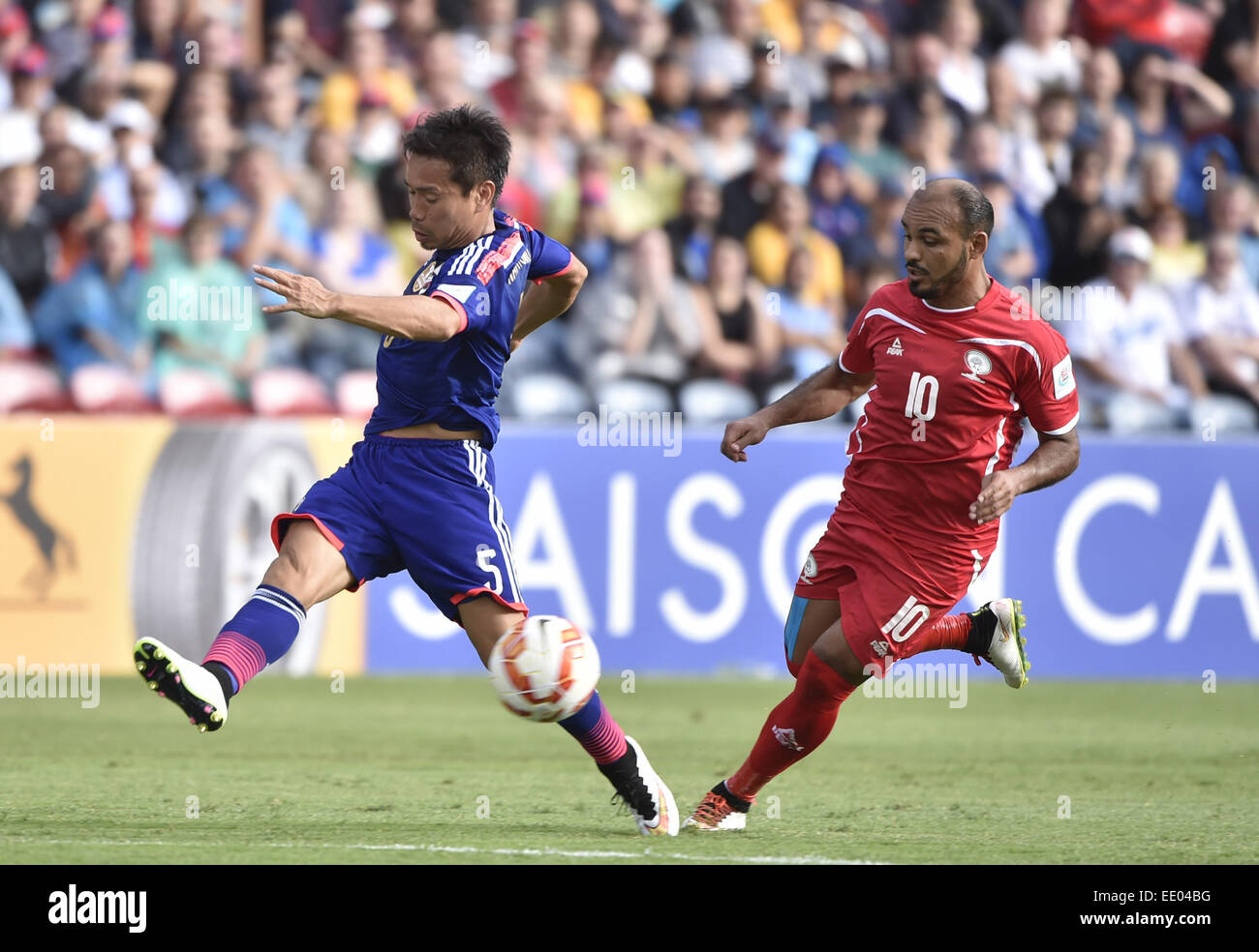 Newcastle, Australia. 12 ene, 2015. Yuto Nagatomo (L) de Japón compite con Ismail Alamour de Palestina durante un Grupo D partido en la Copa Asiática de la AFC en Newcastle, Australia, el 12 de enero de 2015. Japón ganó 4-0. Crédito: Qin Qing/Xinhua/Alamy Live News Foto de stock