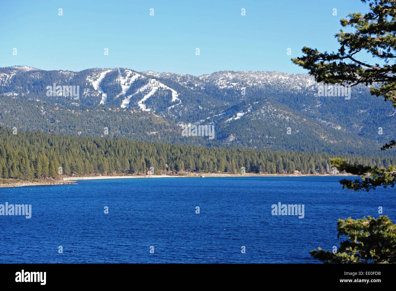 Estados Unidos Nevada NV Lake Tahoe Vista invernal de Incline Village y el Diamond Peak Ski Resort en las montañas de la Sierra Madre Foto de stock