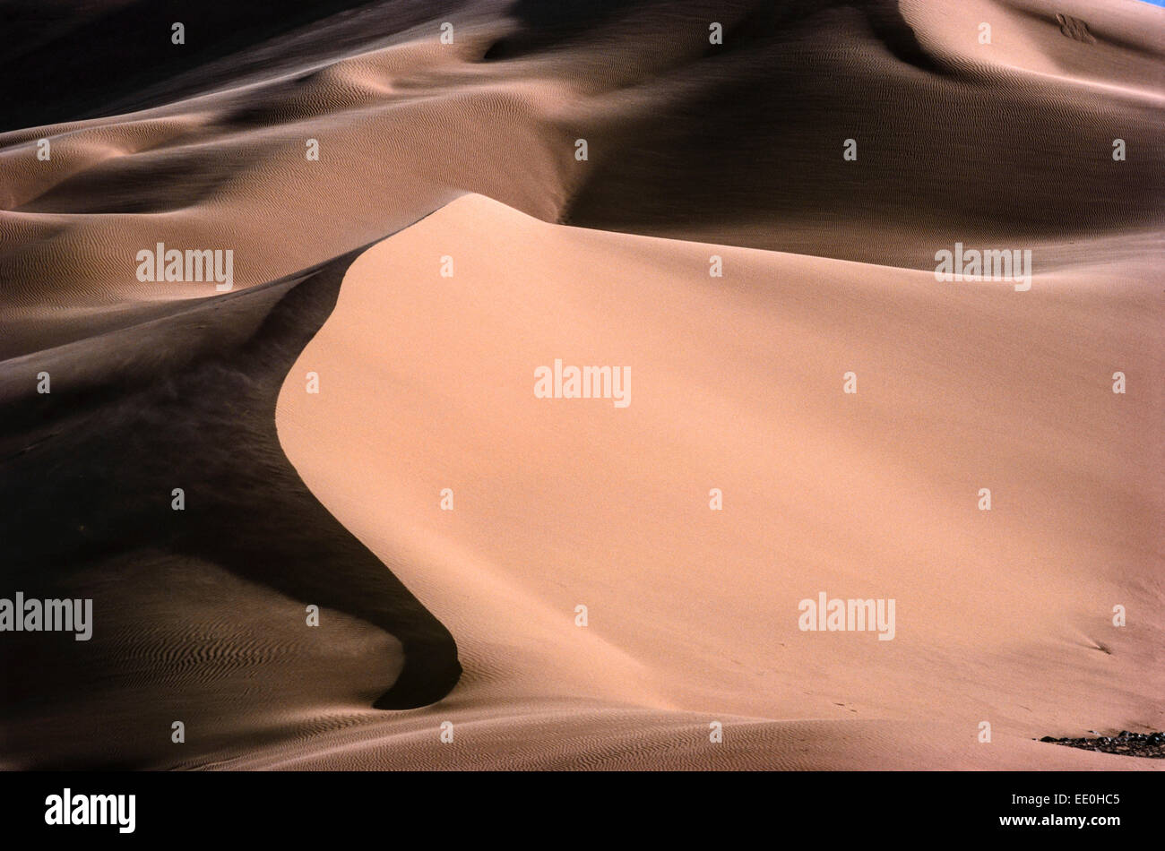 Las dunas de arena del Gran Erg Occidental cerca de Taghit, en el noroeste de Argelia. Foto de stock