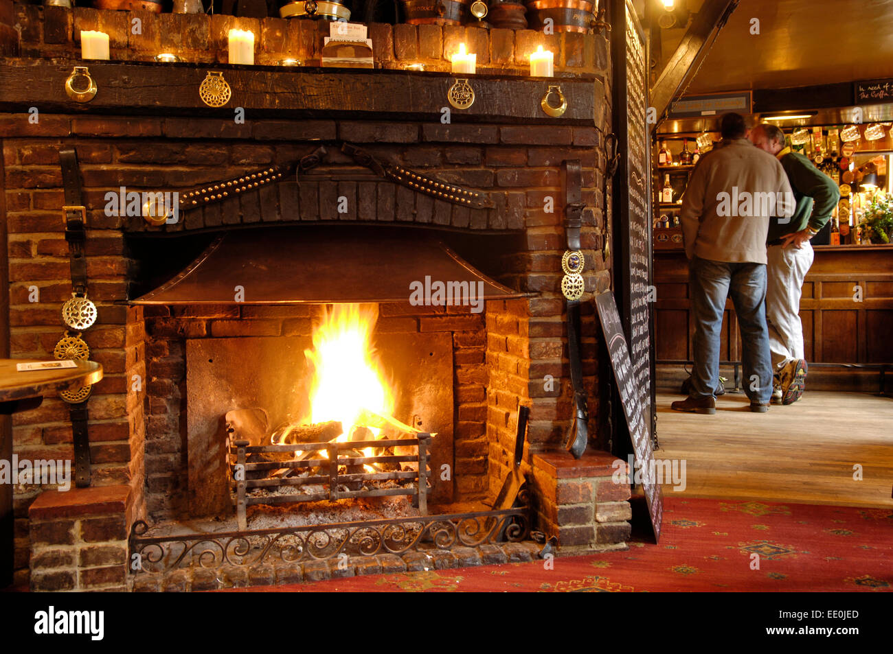 Pub inglés con fuego de leña real Foto de stock