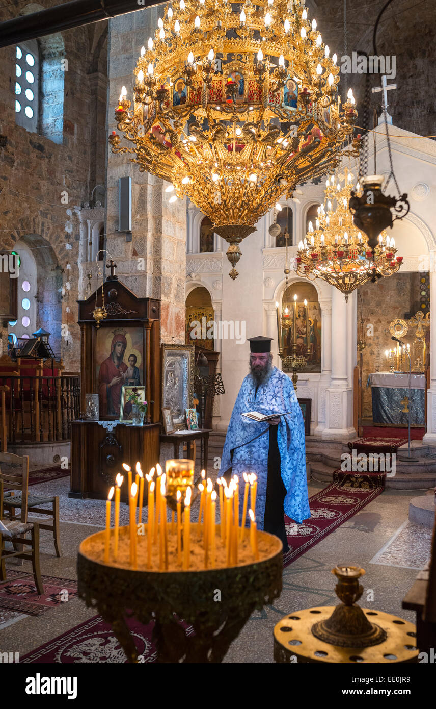 El interior de la Iglesia Ortodoxa Griega con el sacerdote en la aldea de  Exohori, hombre exterior, Peloponeso, Grecia Fotografía de stock - Alamy