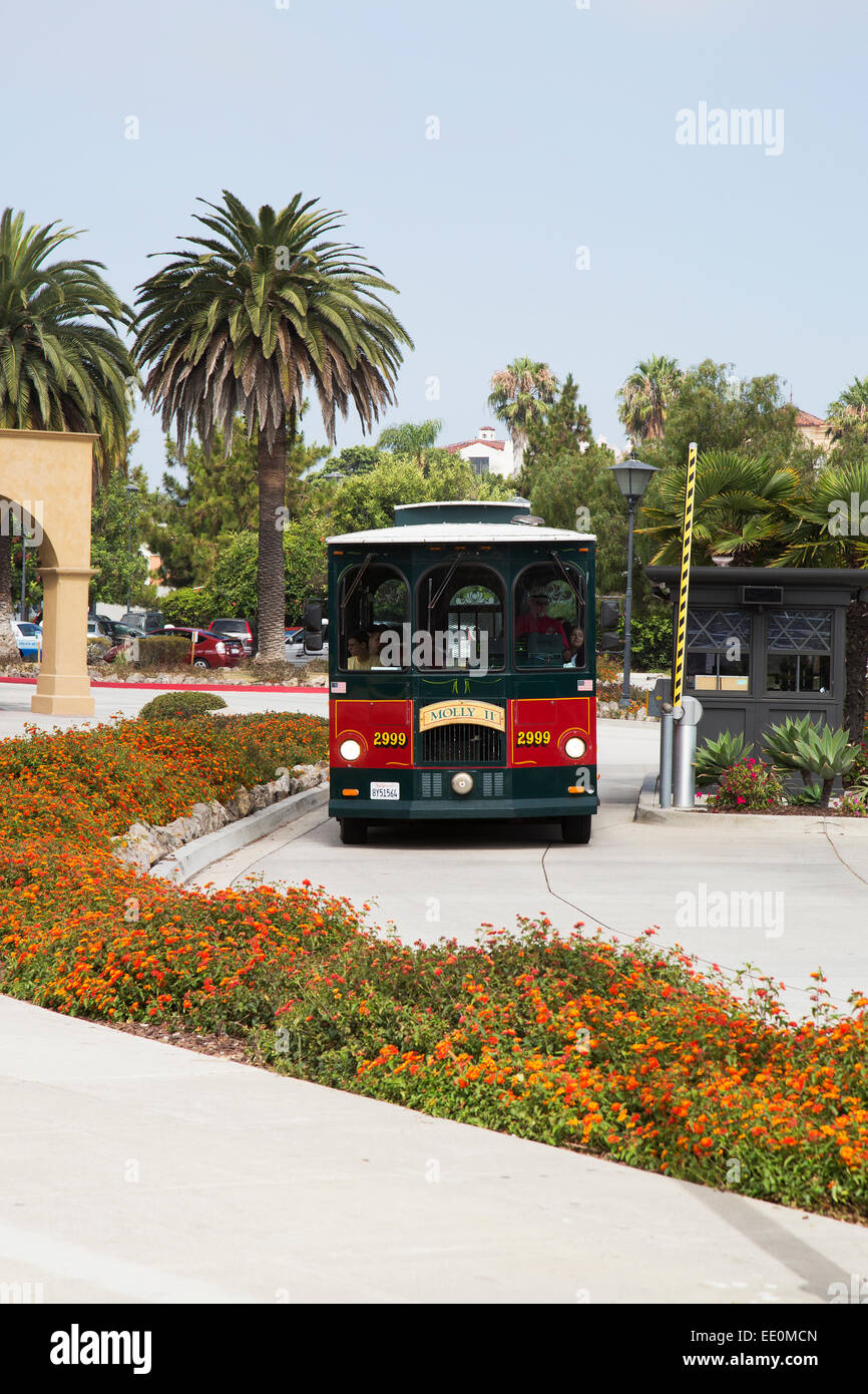 La zona ribereña de la ciudad de Santa Bárbara en el centro de tránsito de pasajeros de autobús eléctrico en California, EE.UU. Foto de stock