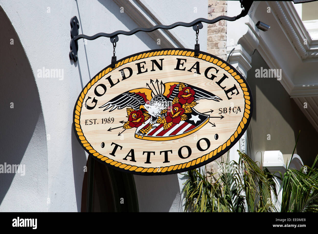 La tienda de tatuaje Golden Eagle en State Street, en Santa Bárbara, California Foto de stock