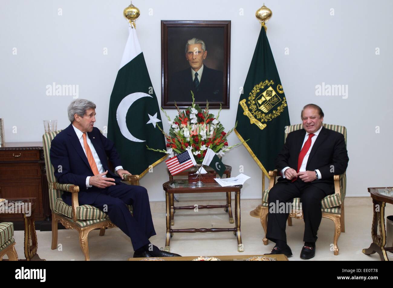 La Secretaria de Estado de Estados Unidos, John Kerry se encuentra con el Primer Ministro paquistaní, Nawaz Sharif, antes de una reunión bilateral celebrada el 12 de enero de 2014 en Islamabad, Pakistán. Foto de stock