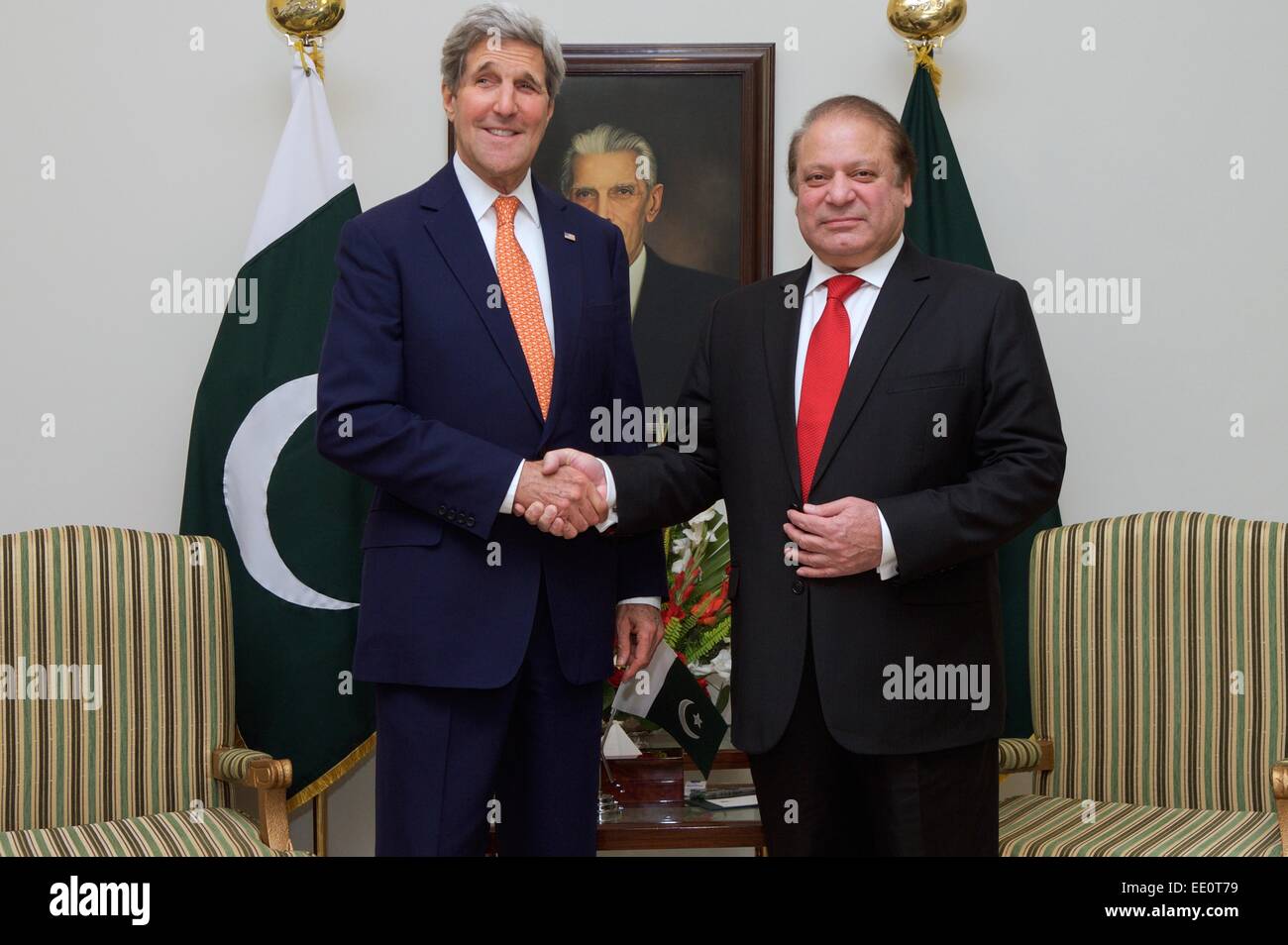 La Secretaria de Estado de Estados Unidos, John Kerry es saludado por el Primer Ministro paquistaní, Nawaz Sharif, antes de una reunión bilateral celebrada el 12 de enero de 2014 en Islamabad, Pakistán. Foto de stock