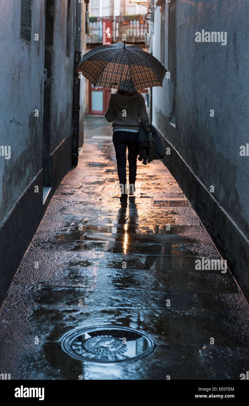 Mujer caminando por una calle oscura. Santiago de Compostela, Galicia, España, Europa Fotografía
