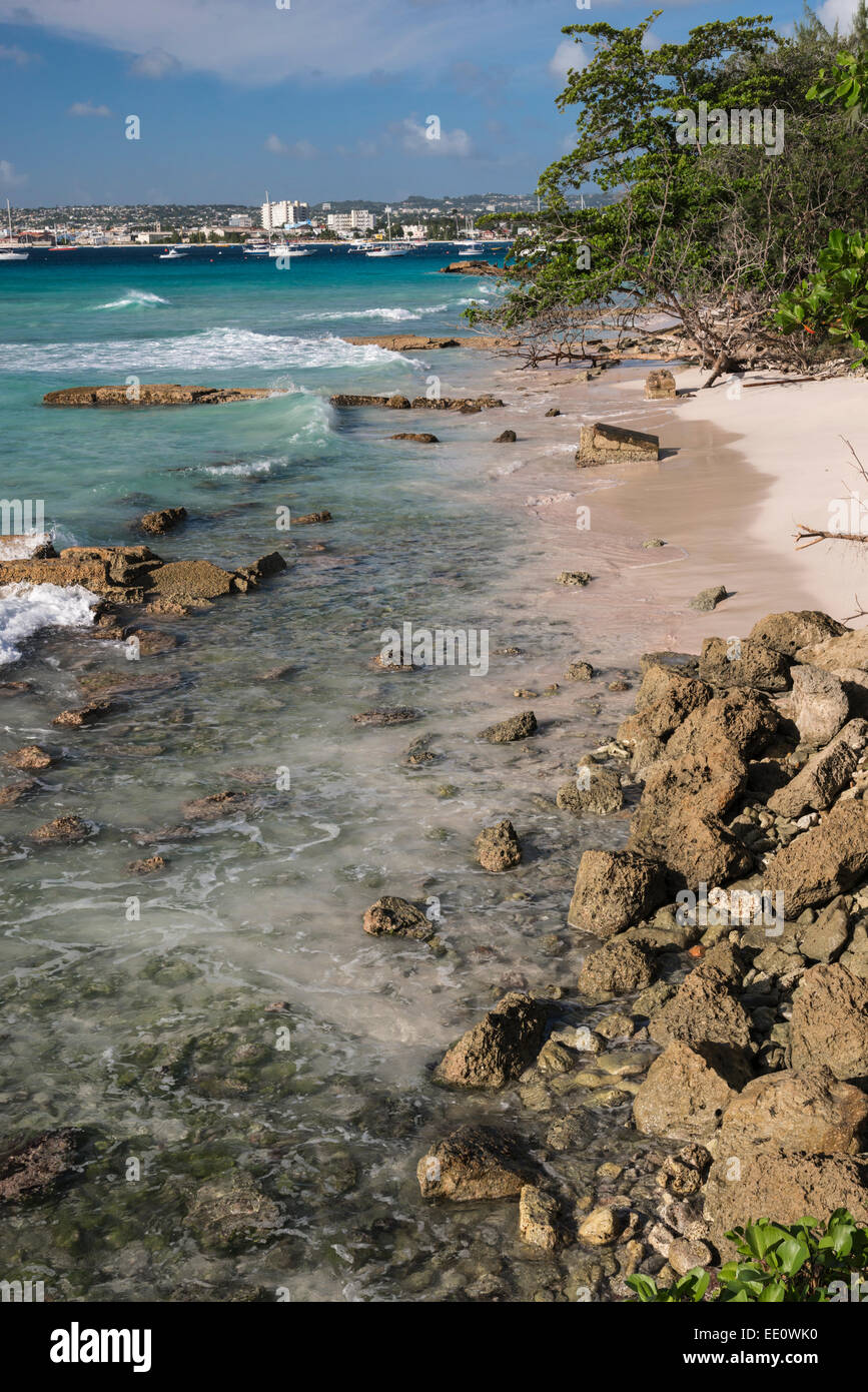 Vista desde Needham's Point en Carlisle Bay hacia Bridgetown, en la isla de Barbados - SÓLO PARA USO EDITORIAL Foto de stock