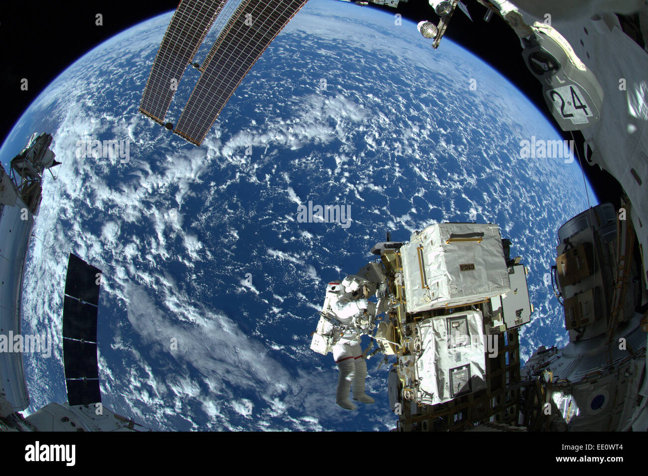 Trabajar en la Estación Espacial Internacional Foto de stock