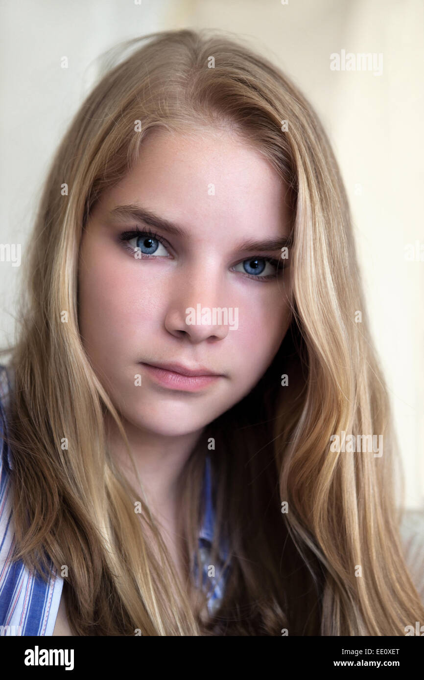 Retrato de una joven mujer adolescente mirando a la cámara con una expresión seria en su rostro. Foto de stock