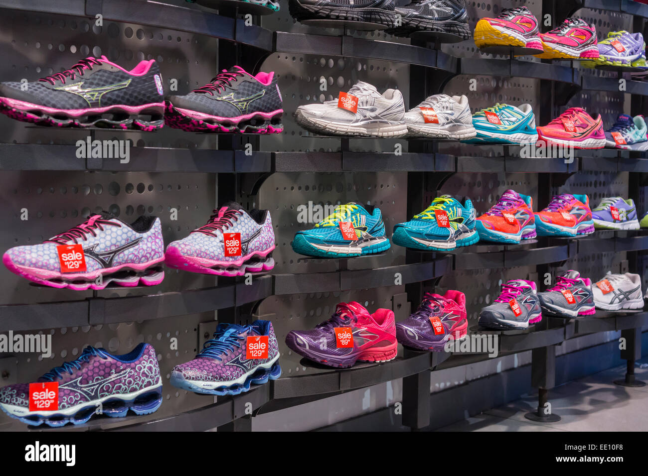 Una pantalla de calzado deportivo en una tienda de Foot en York el sábado, 10 de enero de 2015. Credit Suisse rebajó recientemente a los minoristas stock para anteriormente "