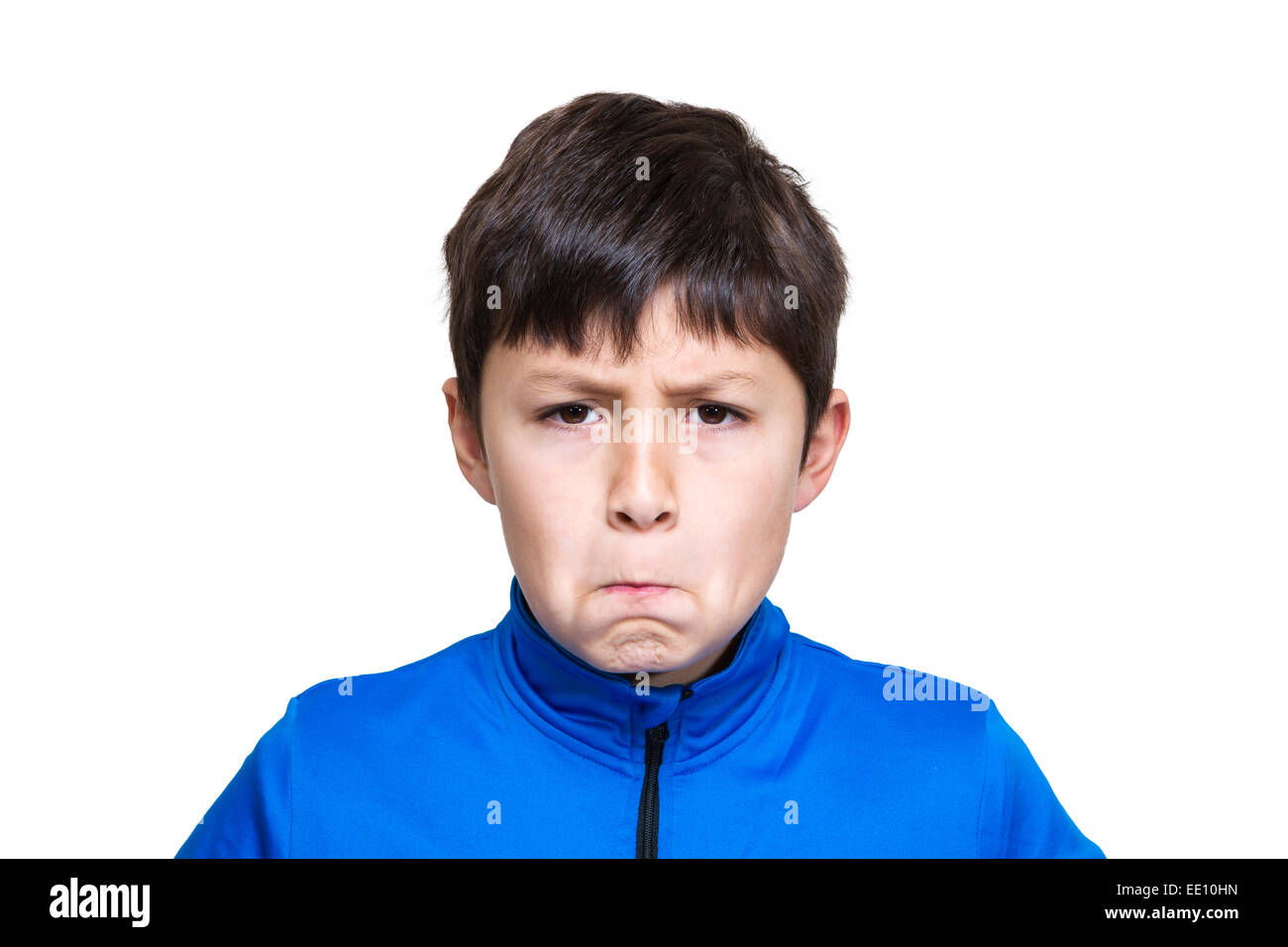 Joven muchacho moderno tira cara divertida de chaqueta azul sobre fondo blanco. Foto de stock