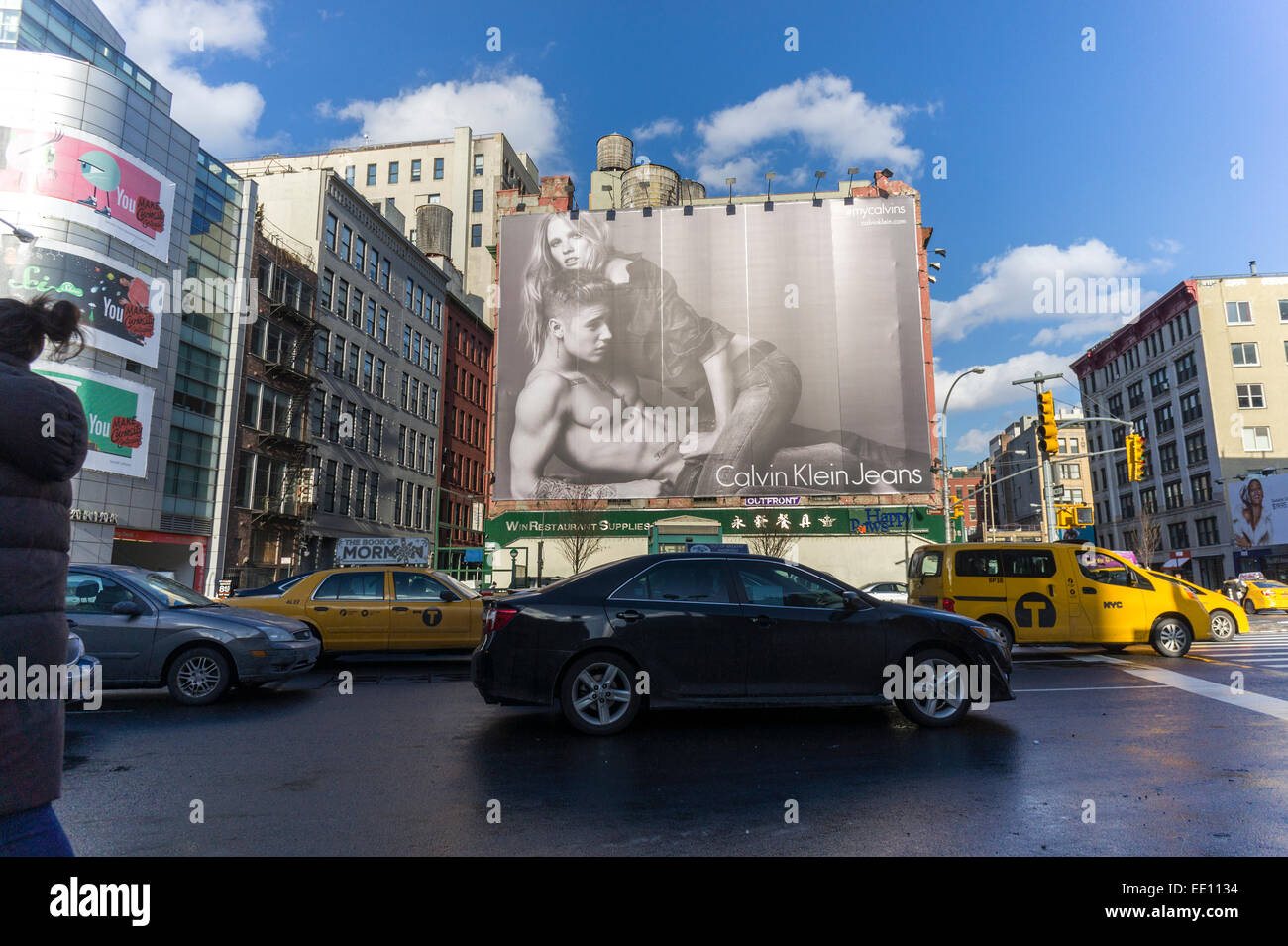 Un Calvin Klein underwear cartelera en el barrio Soho de Nueva York ofrece  el modelo/cantante Justin Bieber con modelo Lara Stone el viernes, 9 de  enero de 2015. Los anuncios con Bieber,