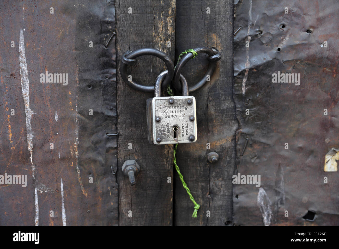 Puerta de metal oxidado con candado Foto de stock