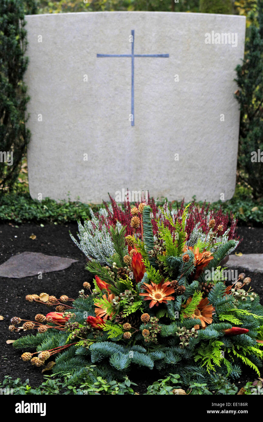 Geschmuecktes Grab auf einem Friedhof un Allerheiligen Foto de stock