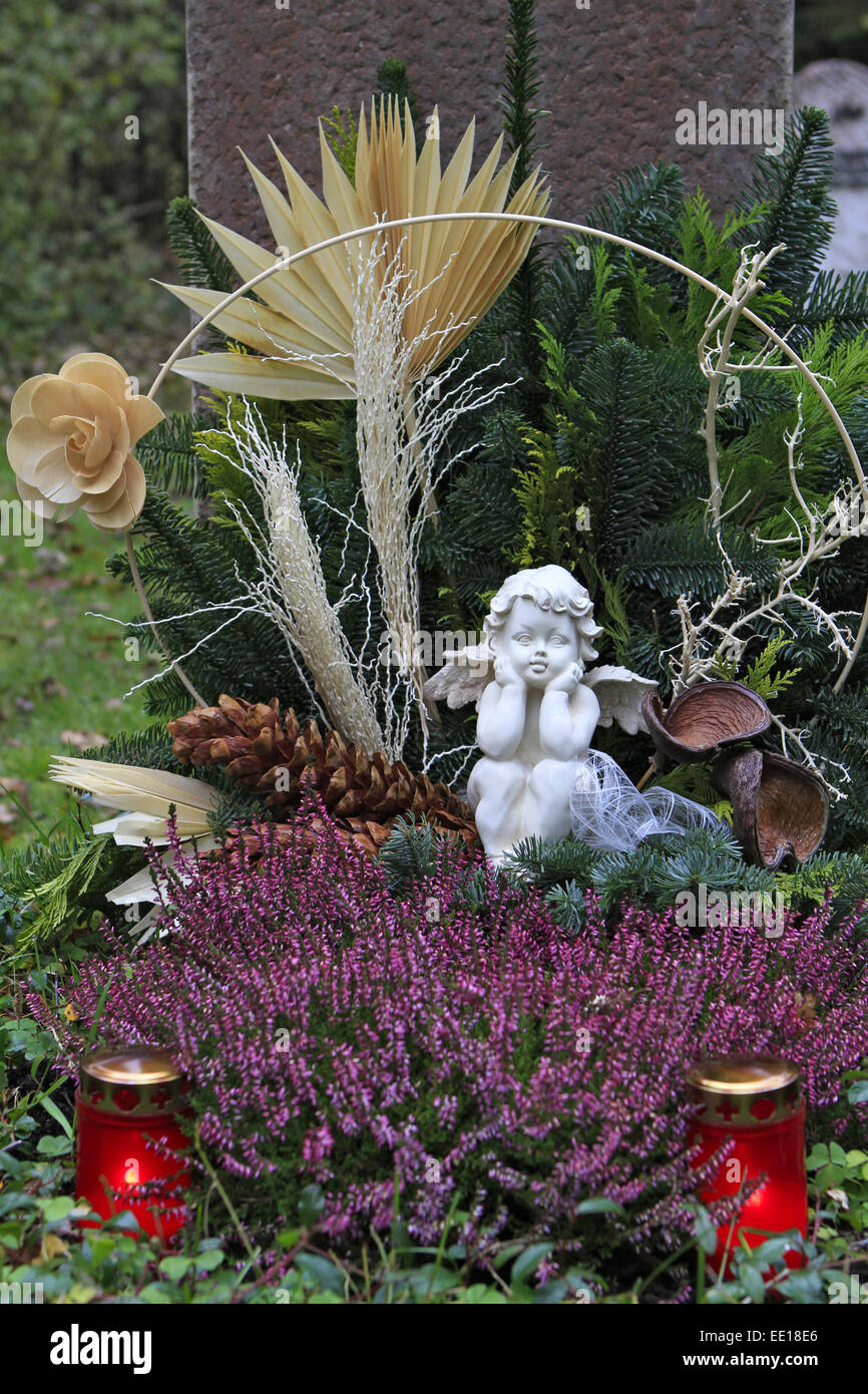 Geschmuecktes Grab auf einem Friedhof un Allerheiligen Foto de stock