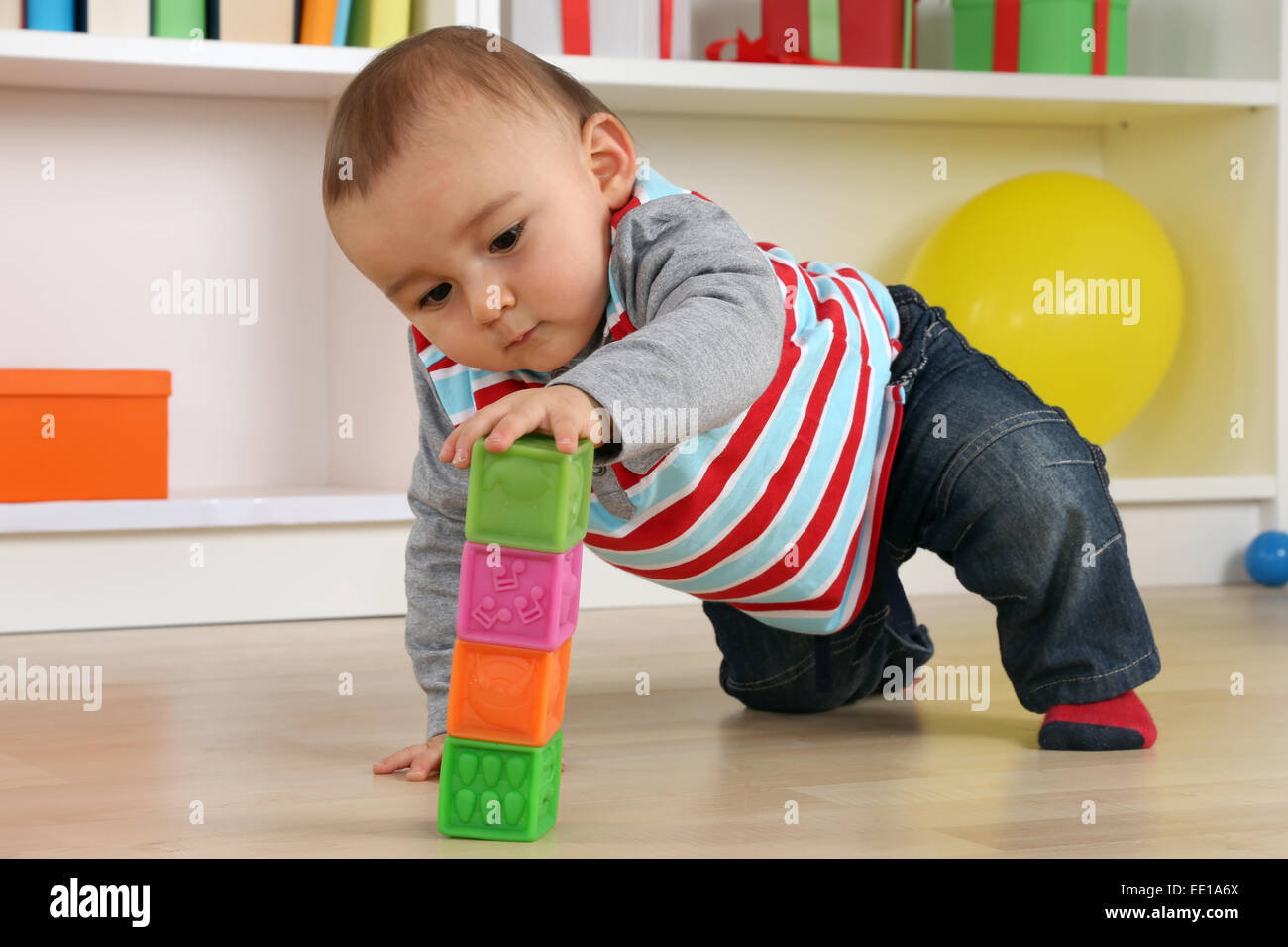 Bebé jugando con cubos en la habitación de los niños Fotografía de stock -  Alamy