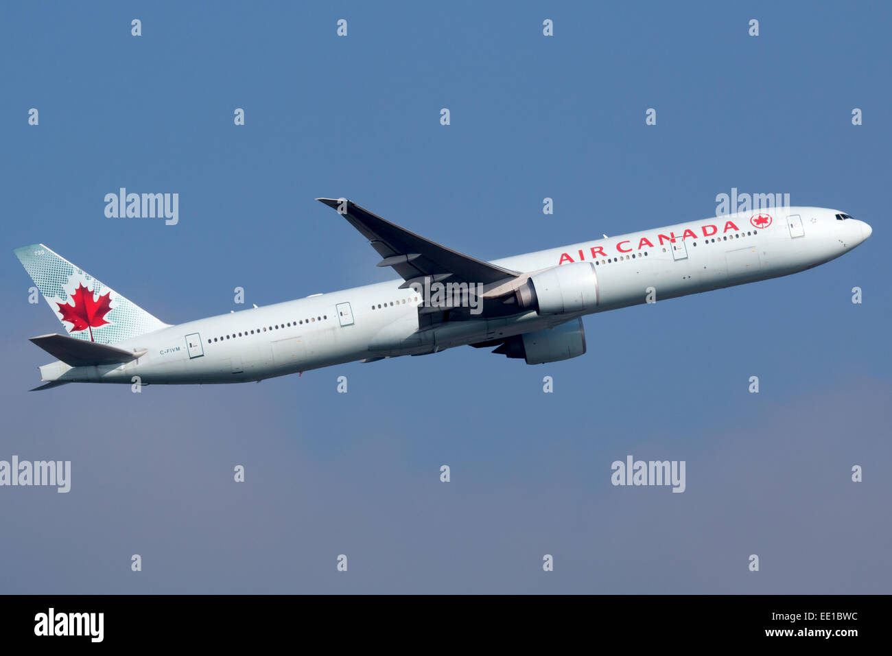 Francfort, Alemania - 17 de septiembre de 2014: Un Boeing 777 de Air Canada despegando desde el aeropuerto internacional de Frankfurt (FRA). El aire puede Foto de stock