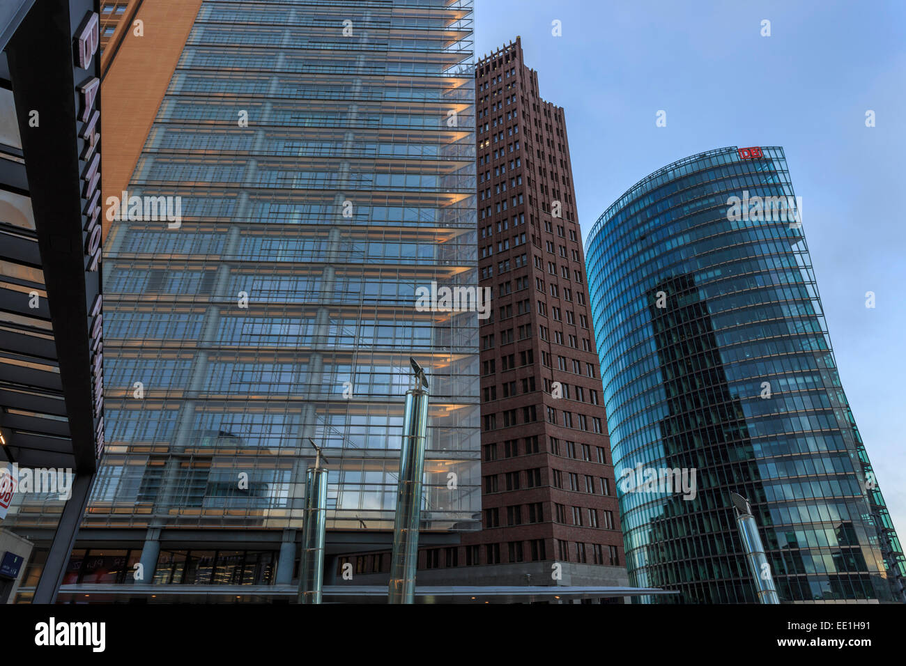 Diseño moderno, altos edificios de oficina y la estación, temprano en la mañana, a la Potsdamer Platz, Berlín, Alemania, Europa Foto de stock