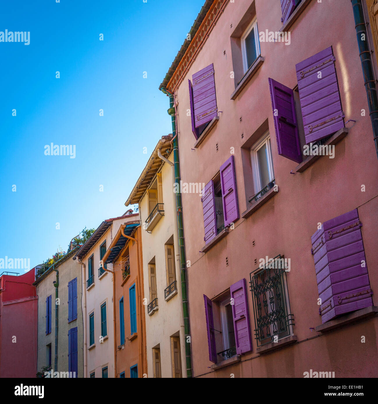 Persianas y coloridas fachadas, Collioure, Pirineos Orientales, Languedoc-Rosellón, Francia, Europa Foto de stock
