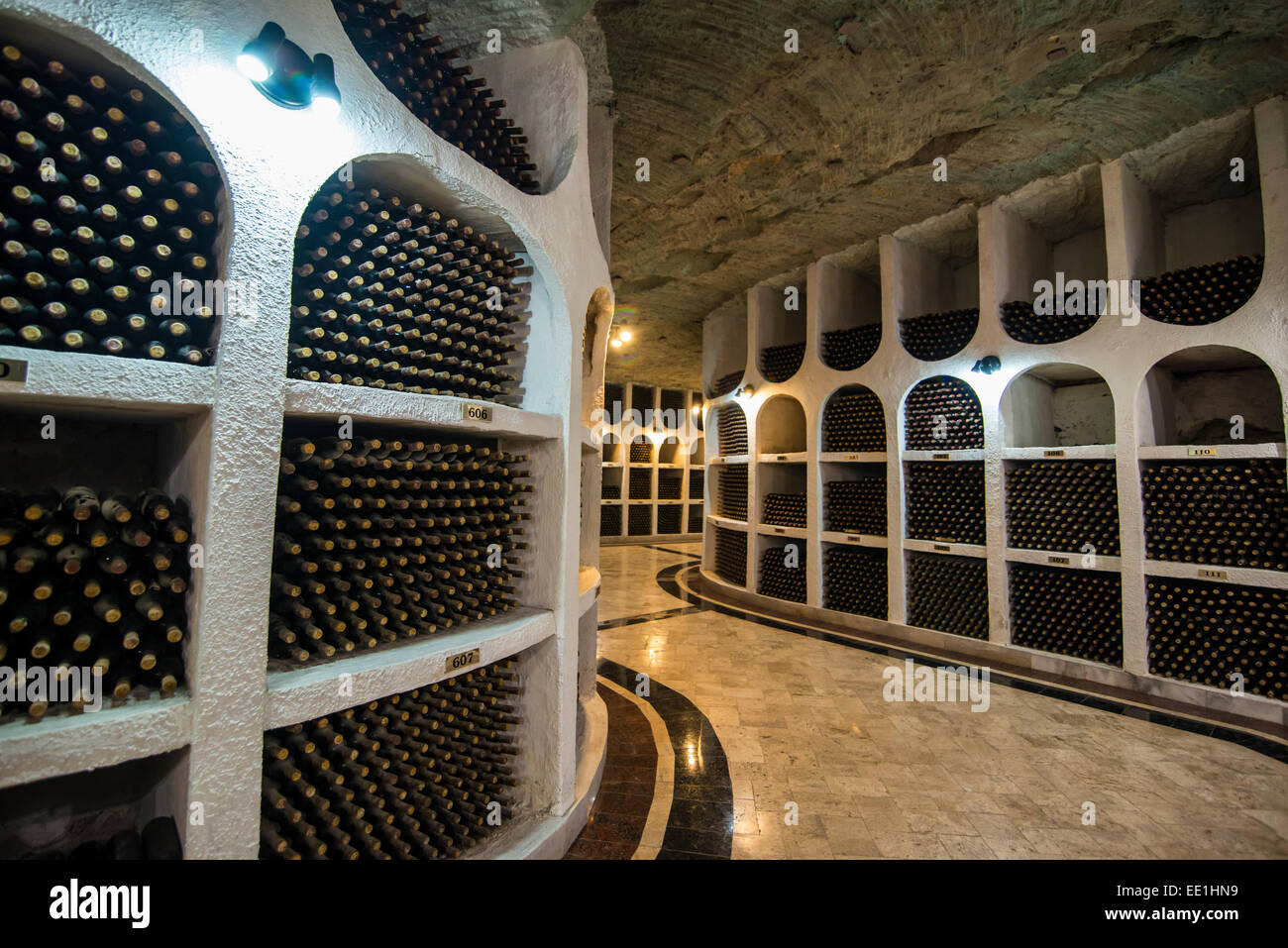 Vinos seleccionados de los últimos en el área de cata de vinos en las bodegas de Cricova, Moldavia Foto de stock